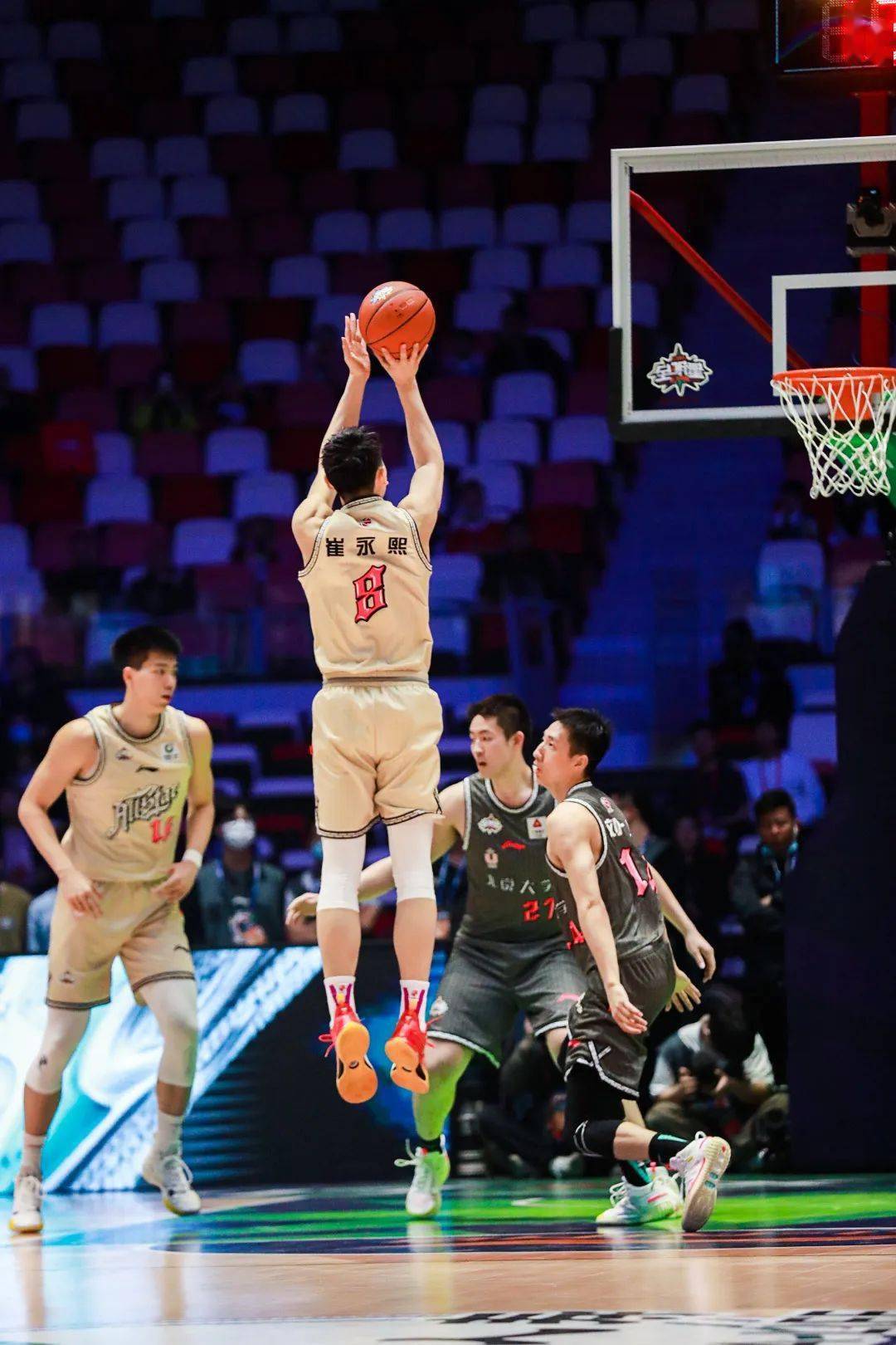 赛地聚焦——全明星赛冲刺阶段热度飙升，成都蓉城止住颓势，赛场秩序良好，阵容厚度经受考验的简单介绍