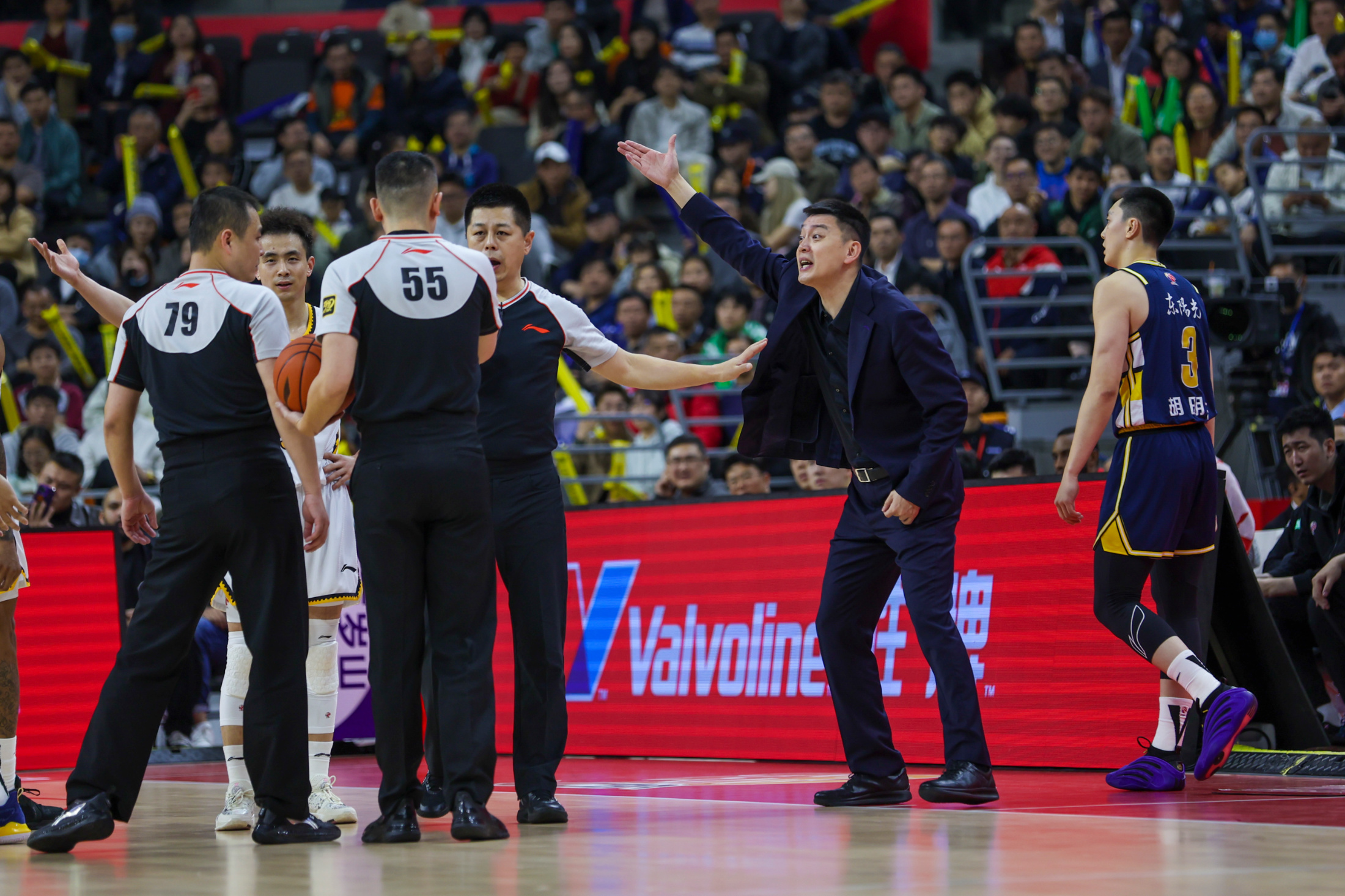 包含赛后法国杯焦点战，广厦男篮豪取连胜，悬念犹存，身体对抗强度拉满的词条